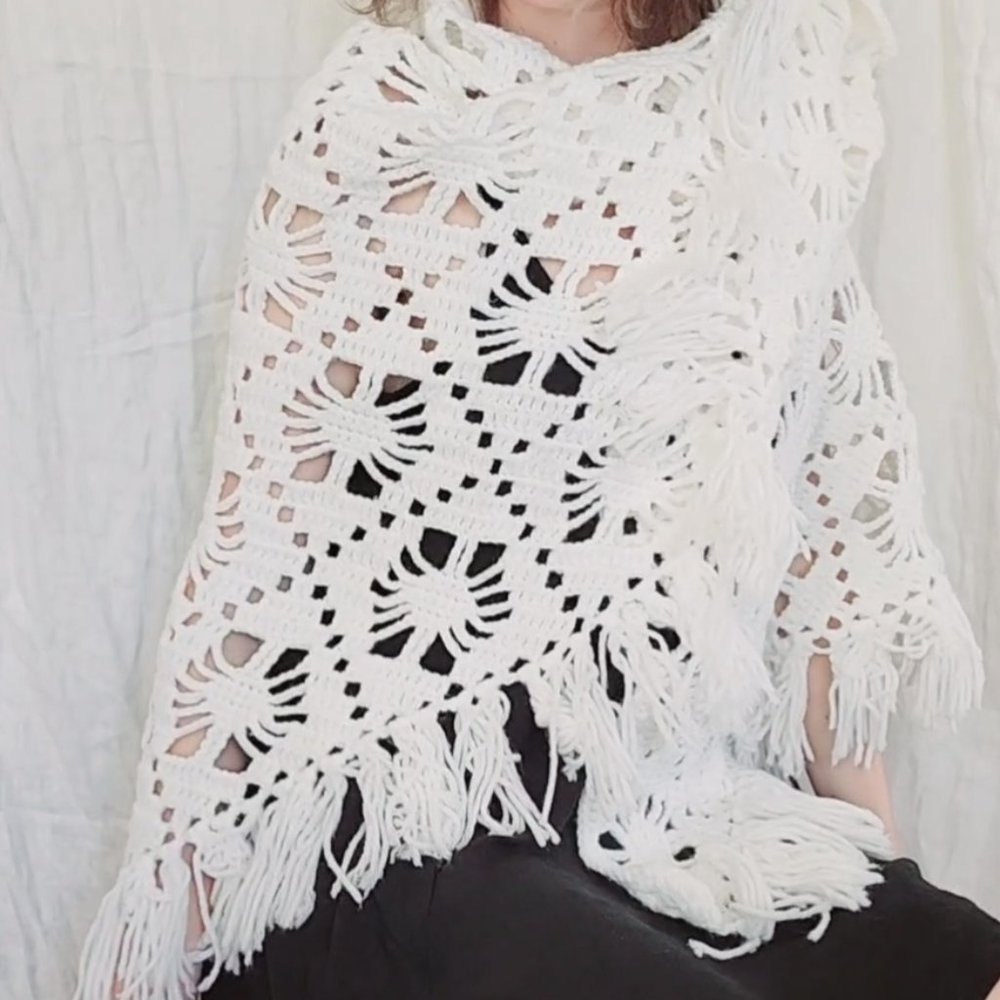 white cottagecore granny shawl, Vintage 1970 handmade fringe crochet shrug scarf - Picture 11 of 16